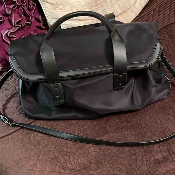 Fabletics The Grip Tote Duffel Gym/Travel Bag, Black, 20.5” x 11.5” x 6.5” - Picture 3 of 15